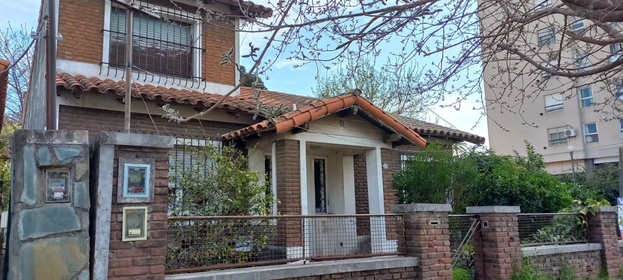 Chalet de 6 ambientes con cochera y jardín en San Miguel