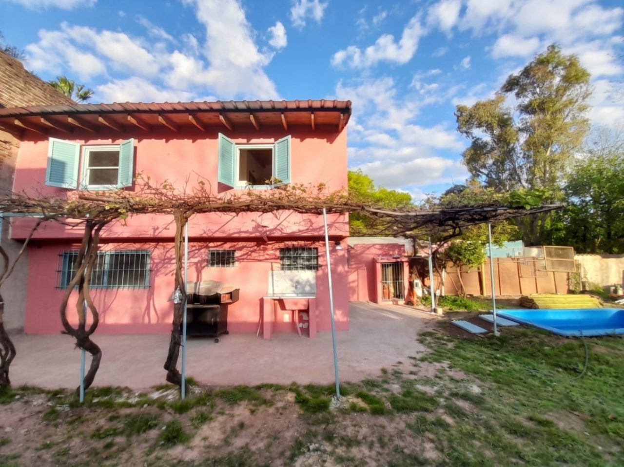 Casa en alquiler con cochera en Tortuguitas