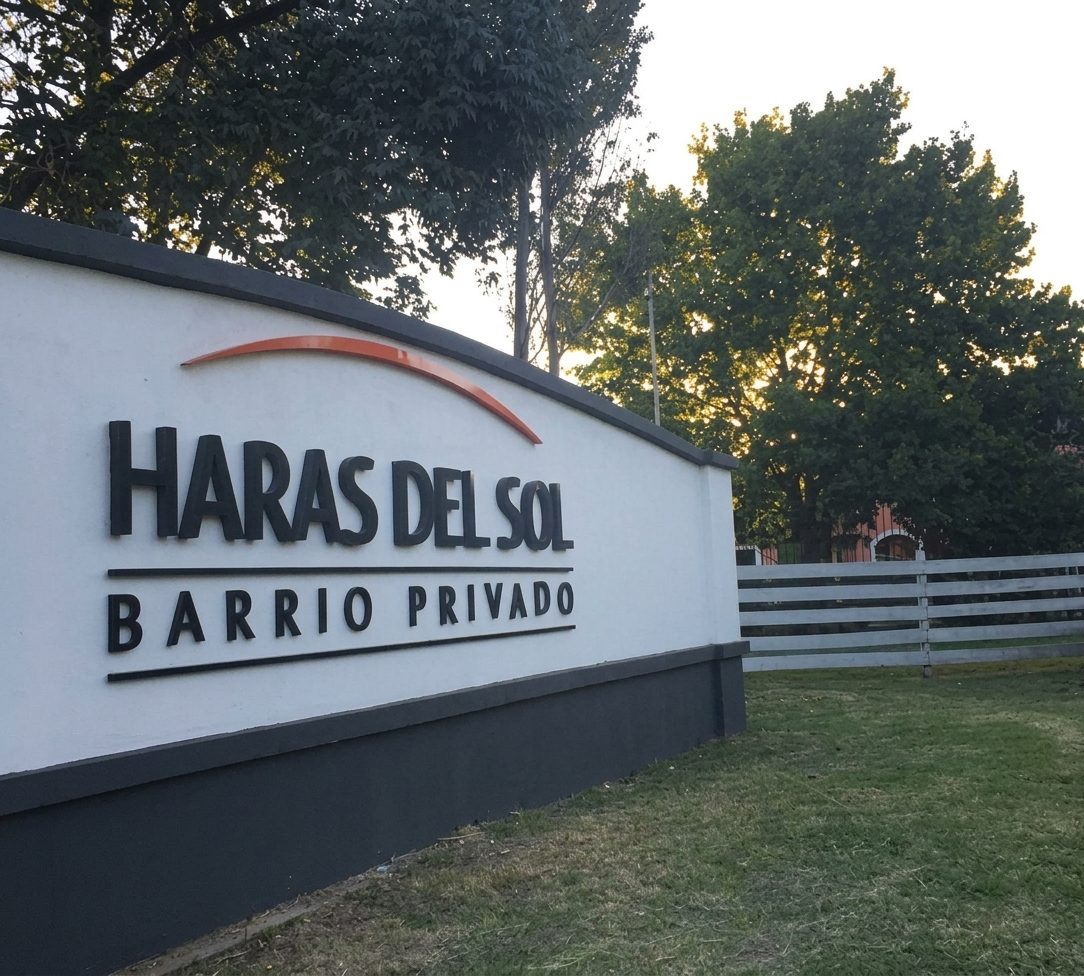 Terreno en venta con canchas de deportes en Haras del Sol