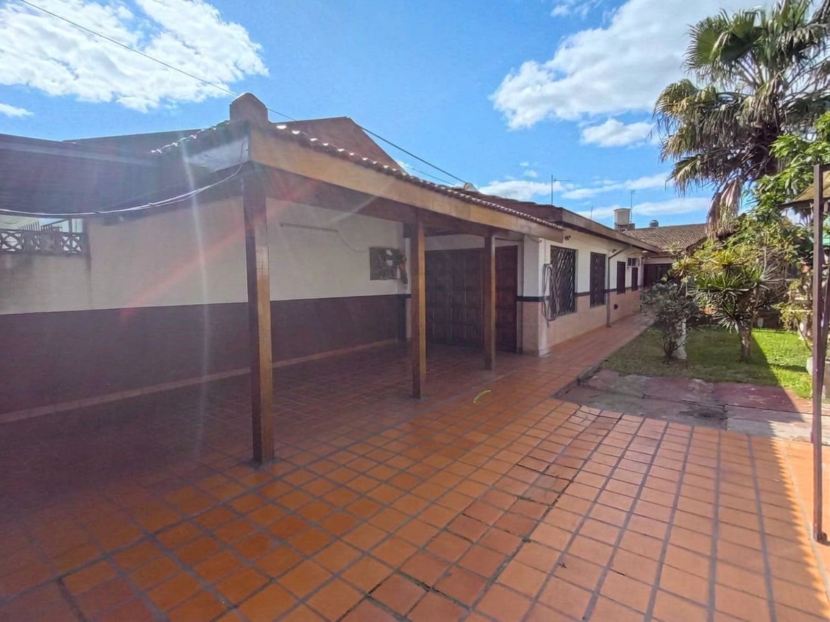 Casa 5 ambientes con 2 cocheras y jardín en San Miguel